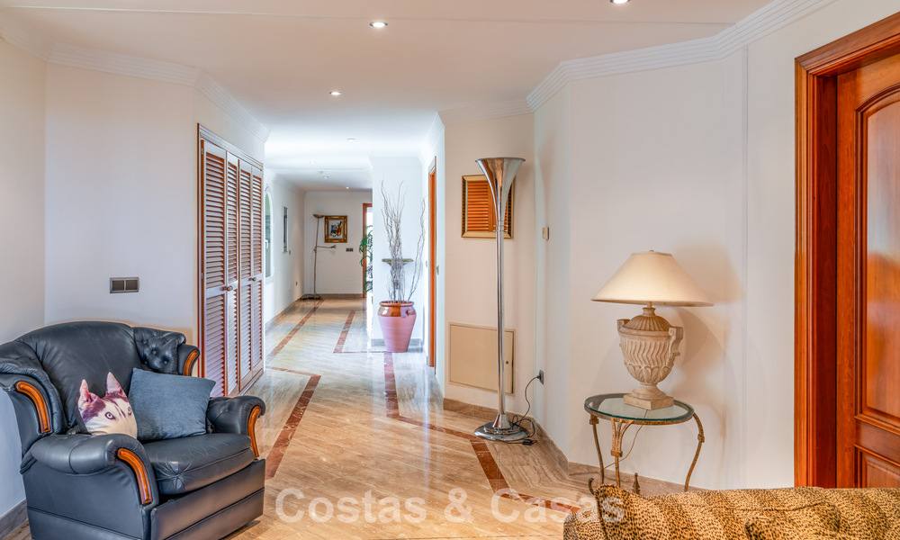 Exclusive Mediterranean-style villa for sale on a spacious plot in Marbella - Benahavís 797066