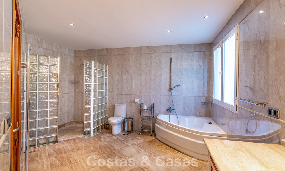 Exclusive Mediterranean-style villa for sale on a spacious plot in Marbella - Benahavís 797075