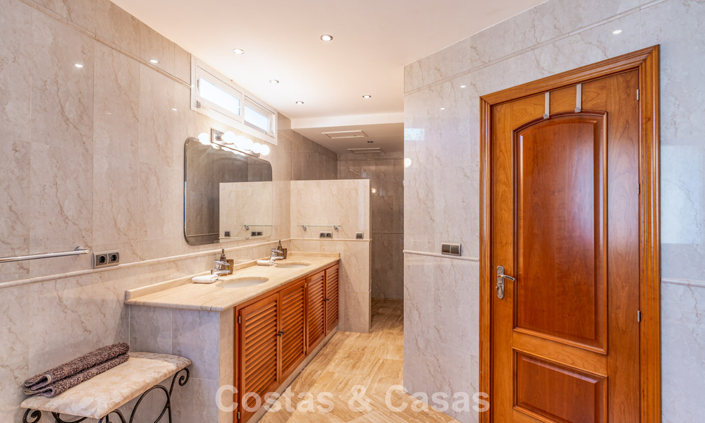 Exclusive Mediterranean-style villa for sale on a spacious plot in Marbella - Benahavís 797076