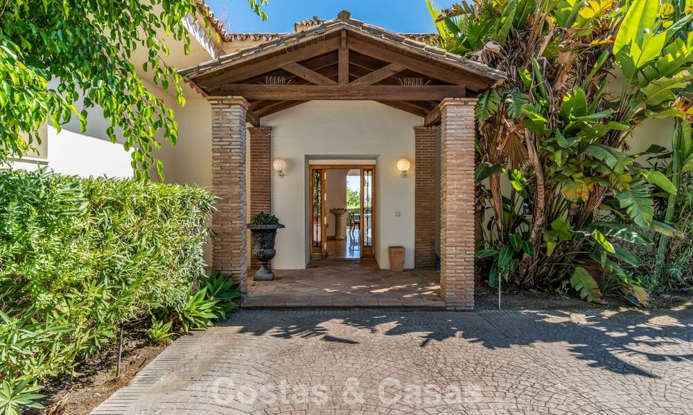 Exclusive Mediterranean-style villa for sale on a spacious plot in Marbella - Benahavís 797084