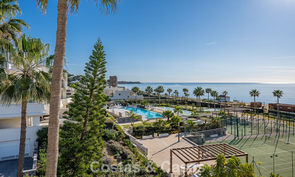 First-class apartment for sale with sea views in a beachfront complex on the New Golden Mile between Marbella and Estepona 797421