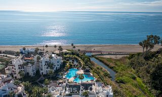 First-class apartment for sale with sea views in a beachfront complex on the New Golden Mile between Marbella and Estepona 797422 