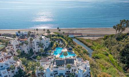 First-class apartment for sale with sea views in a beachfront complex on the New Golden Mile between Marbella and Estepona 797423
