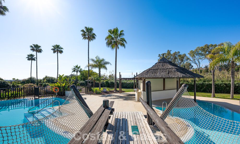 First-class apartment for sale with sea views in a beachfront complex on the New Golden Mile between Marbella and Estepona 797432