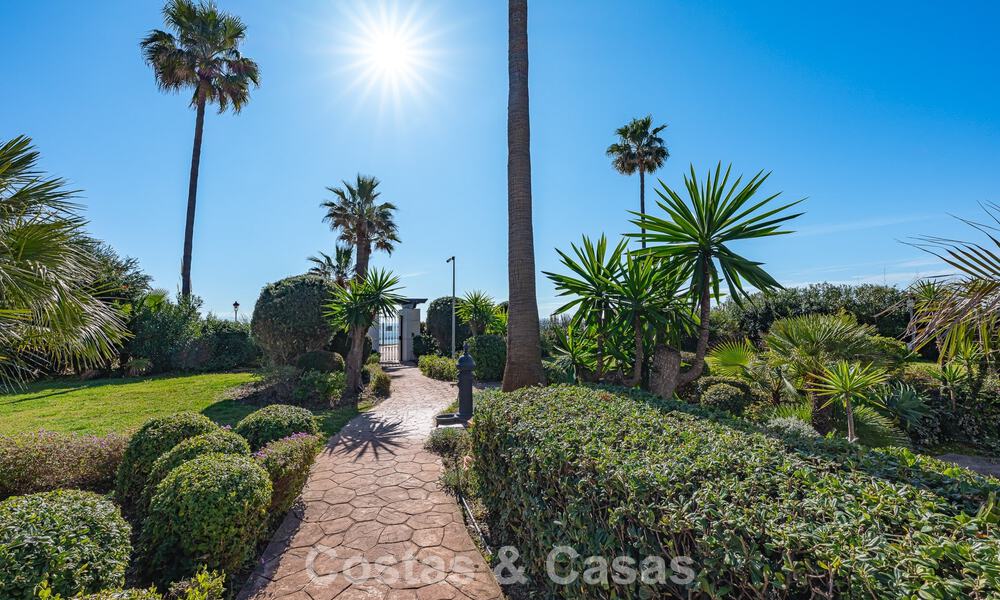 First-class apartment for sale with sea views in a beachfront complex on the New Golden Mile between Marbella and Estepona 797434