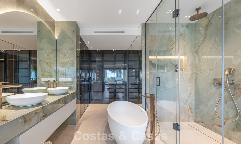 First-class apartment for sale with sea views in a beachfront complex on the New Golden Mile between Marbella and Estepona 797449