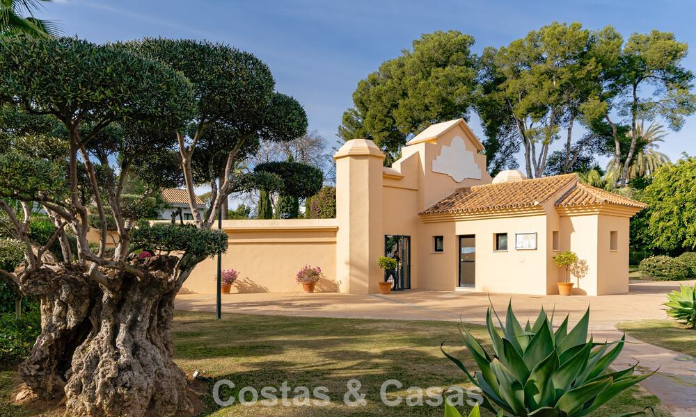 Luxury beachside apartment with private garden for sale just steps from the beach near Puerto Banús, Marbella 797557