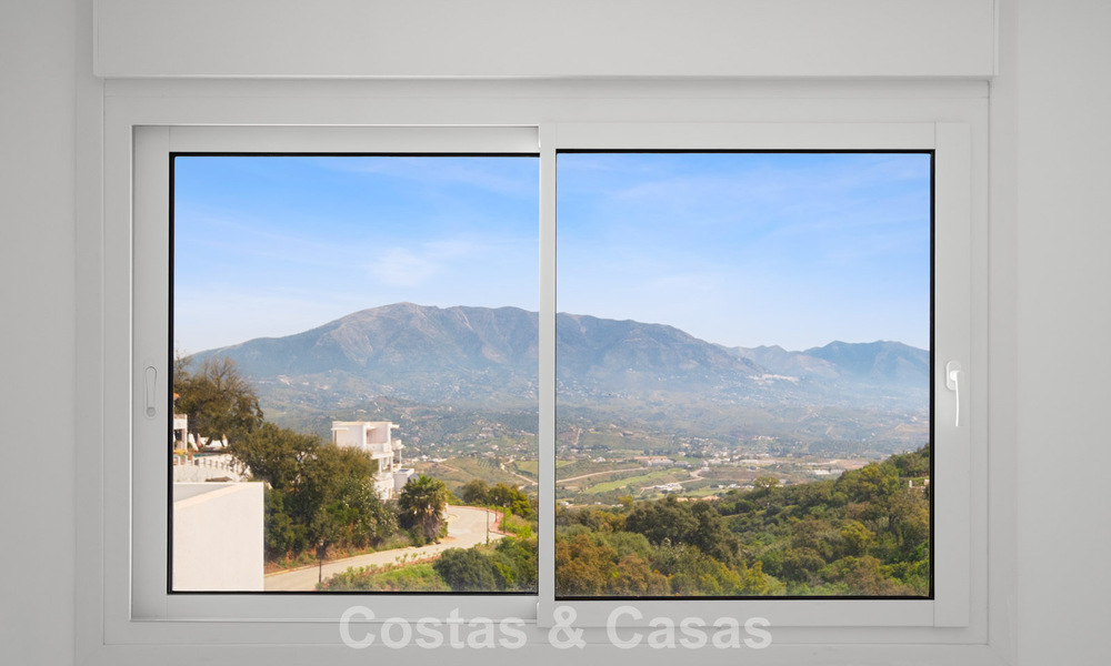 Brand-new modern villa with panoramic sea views for sale in a natural setting east of Marbella town centre 797597