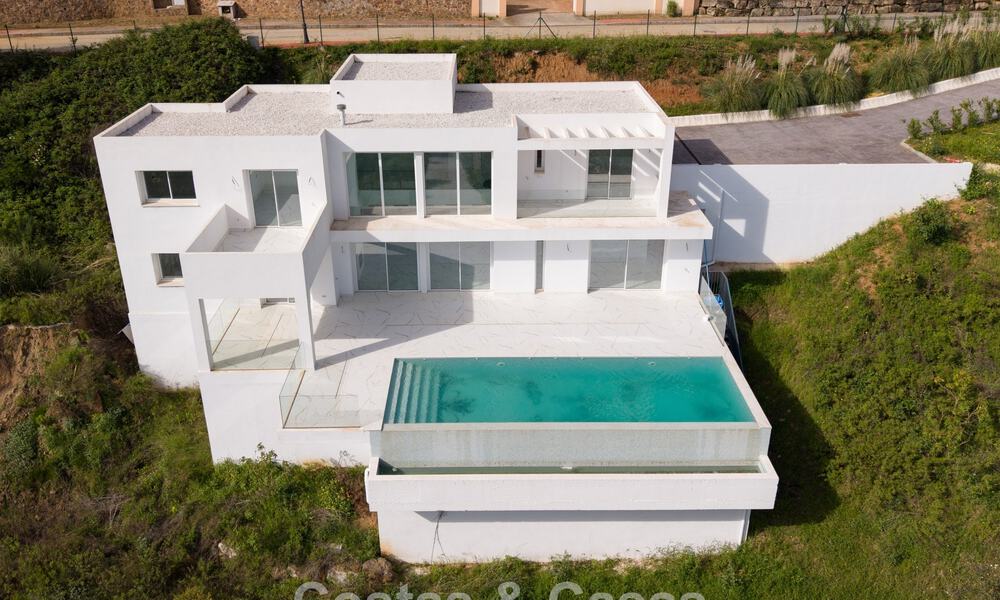 Brand-new modern villa with panoramic sea views for sale in a natural setting east of Marbella town centre 797608