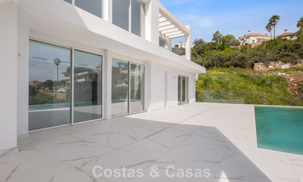 Brand-new modern villa with panoramic sea views for sale in a natural setting east of Marbella town centre 797610
