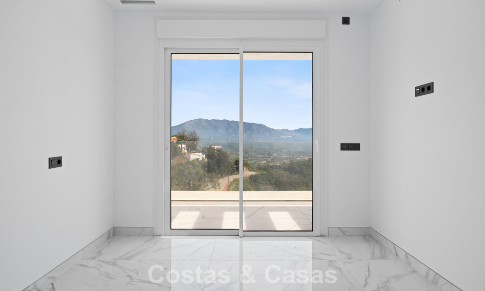 Brand-new modern villa with panoramic sea views for sale in a natural setting east of Marbella town centre 797632
