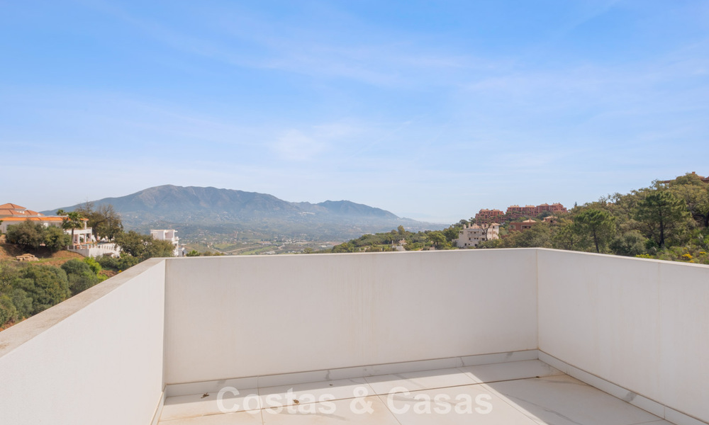 Brand-new modern villa with panoramic sea views for sale in a natural setting east of Marbella town centre 797636
