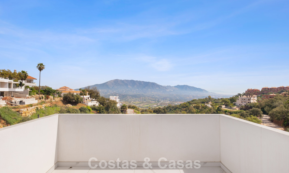 Brand-new modern villa with panoramic sea views for sale in a natural setting east of Marbella town centre 797638