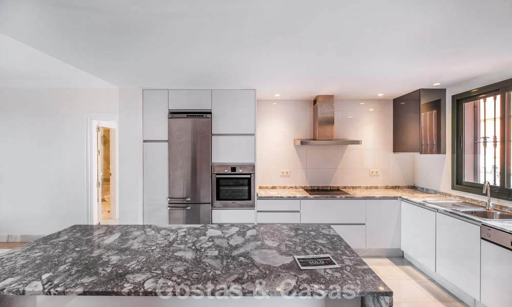 Spacious 2-Bedroom Apartment with Sea Views for Sale in Marbella - Benahavís 797975