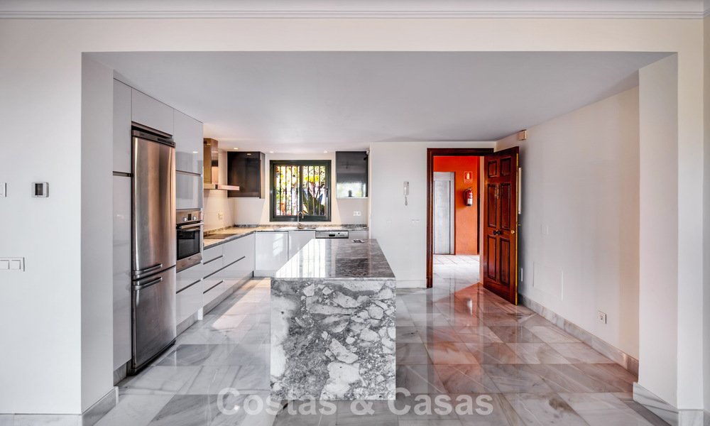 Spacious 2-Bedroom Apartment with Sea Views for Sale in Marbella - Benahavís 797977