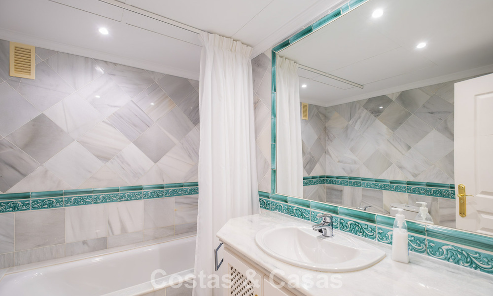 Move-in ready, spacious, luxury apartment with sea views for sale in Marbella - Benahavís 798159