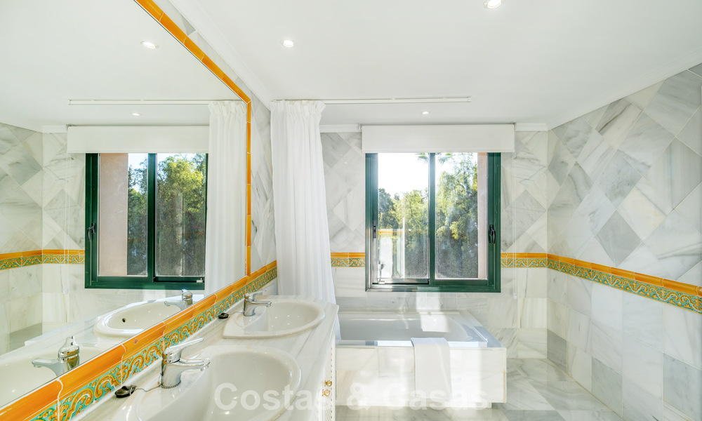 Move-in ready, spacious, luxury apartment with sea views for sale in Marbella - Benahavís 798162