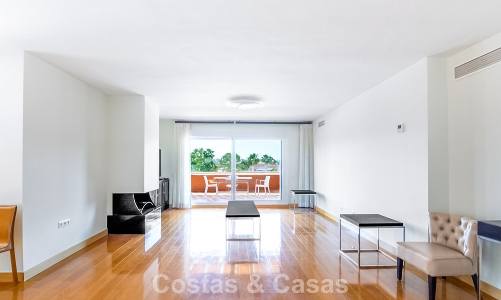 Elegant penthouse with expansive terrace for sale near Guadalmina Baja, Marbella - Estepona 798316