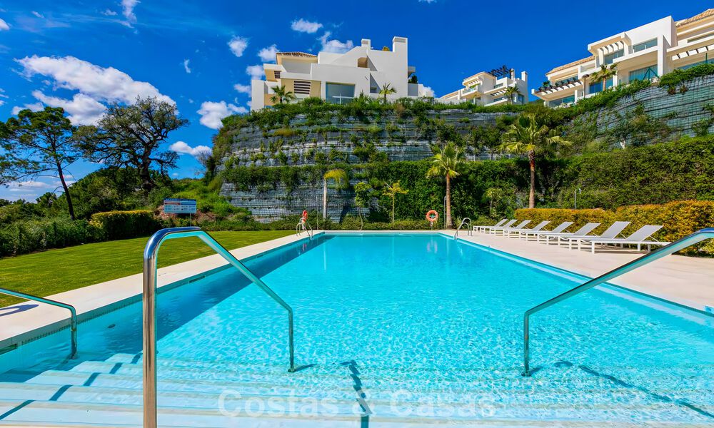 Luxury duplex apartment with large garden and sea views for sale in Marbella - Benahavís 798373