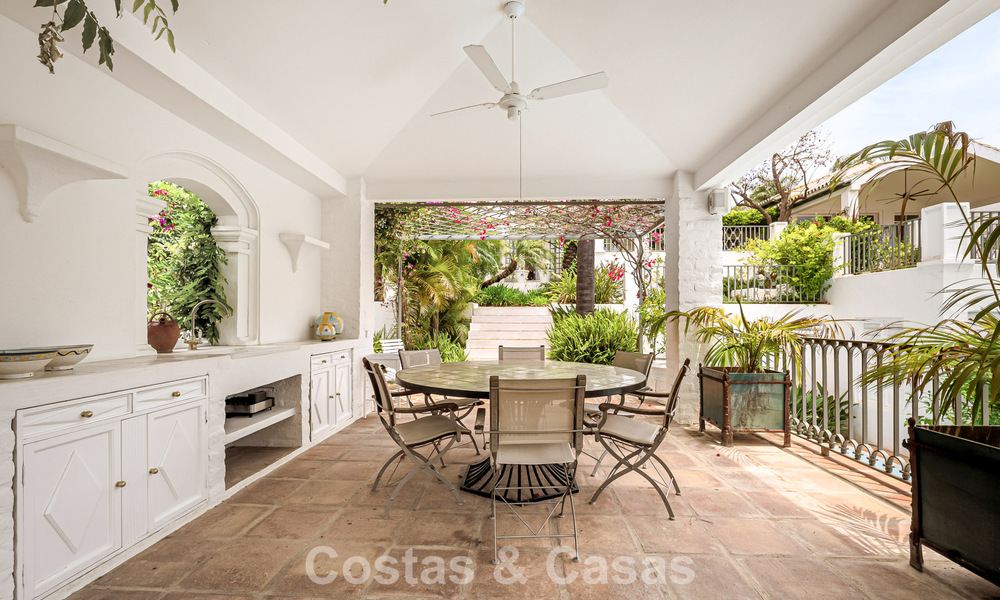 Stately luxury villa with a classic mediterranean architectural style and beautiful gardens for sale in Sierra Blanca, Marbella 798468