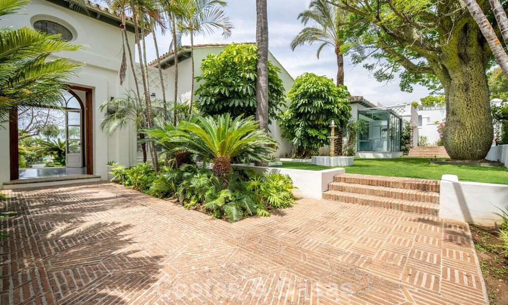 Stately luxury villa with a classic mediterranean architectural style and beautiful gardens for sale in Sierra Blanca, Marbella 798478
