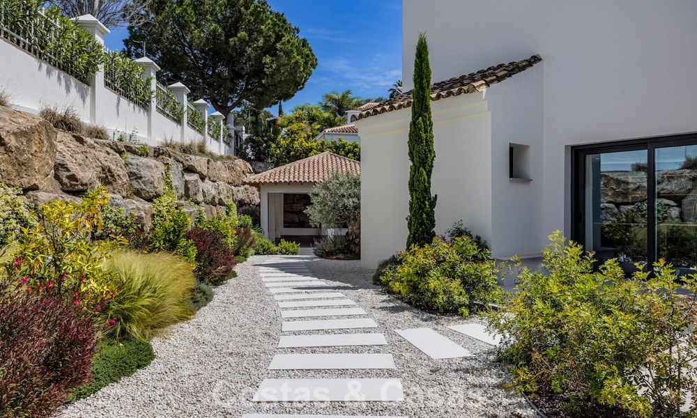 Ready-to-move-in, contemporary Mediterranean luxury villa for sale in a golf area of Marbella - Benahavís 798702