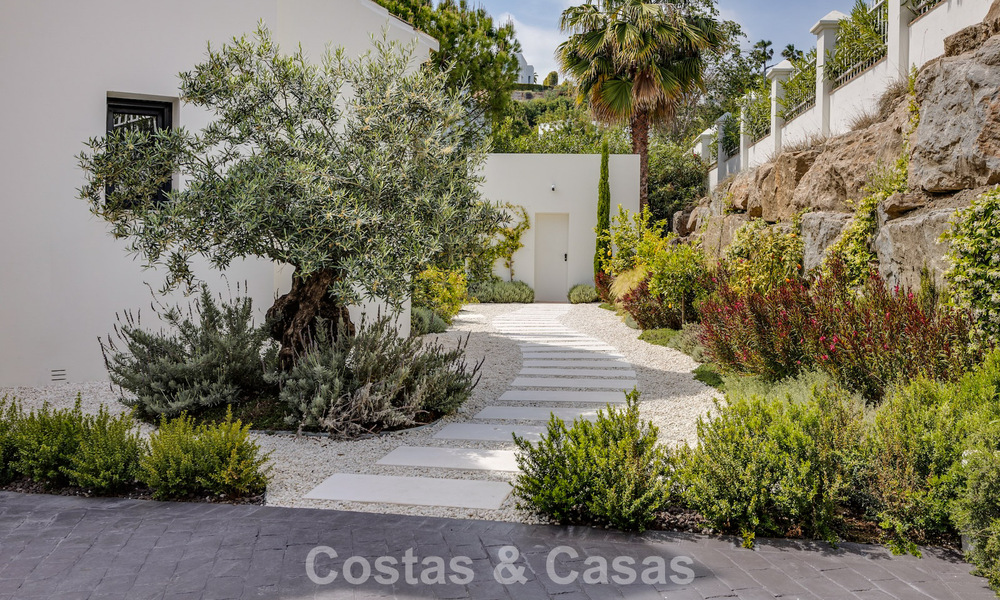 Ready-to-move-in, contemporary Mediterranean luxury villa for sale in a golf area of Marbella - Benahavís 798725