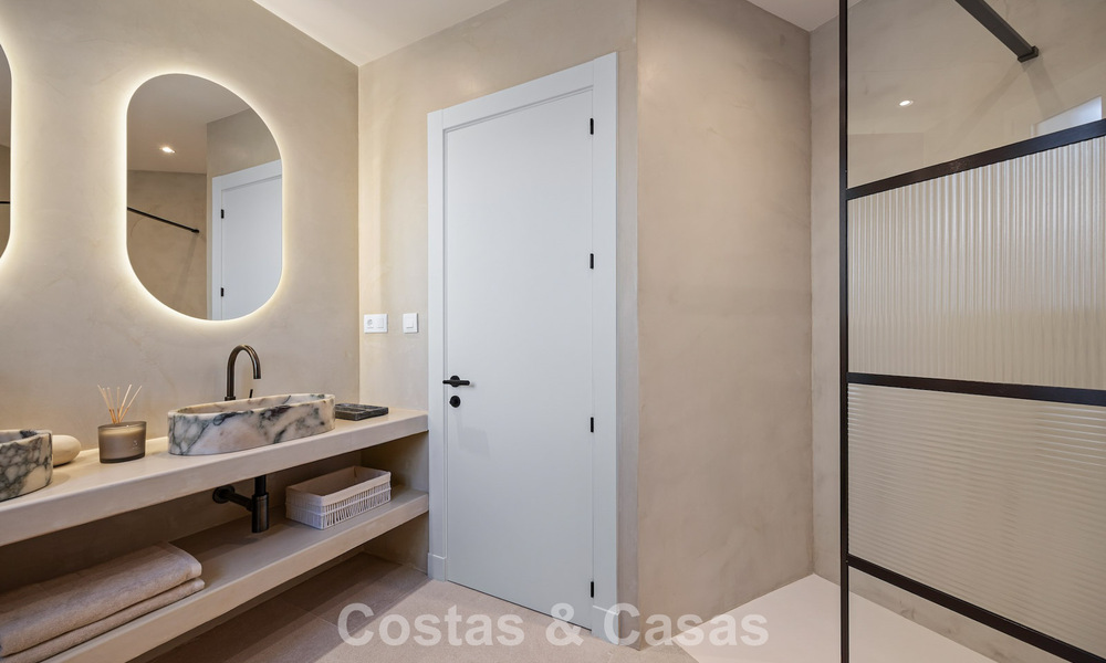 Ready-to-move-in, contemporary Mediterranean luxury villa for sale in a golf area of Marbella - Benahavís 798733