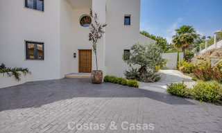 Ready-to-move-in, contemporary Mediterranean luxury villa for sale in a golf area of Marbella - Benahavís 798735 