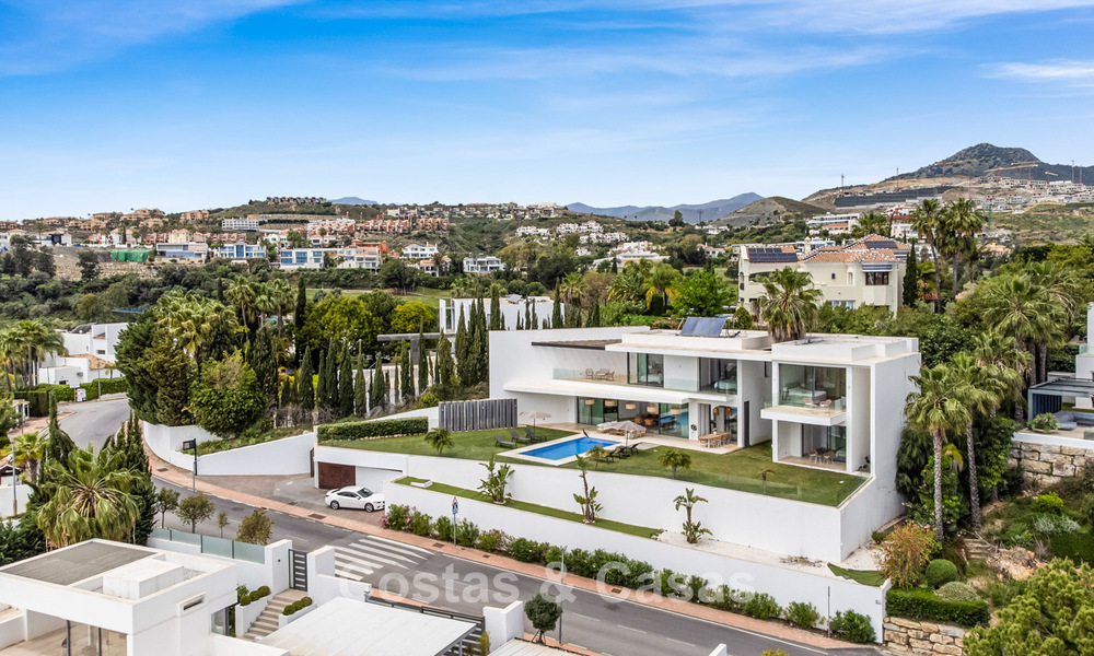 Contemporary modern villa with panoramic sea views for sale in a prestigious golf area in Marbella - Benahavís 798884