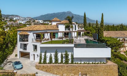 Royal villa in a contemporary Mediterranean architectural style for sale in a gated community in Marbella - Benahavís 799094