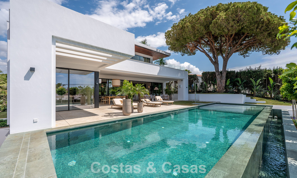 High-end beachside villa with rooftop terrace and jacuzzi with sea views for sale east of Marbella Centre 799185