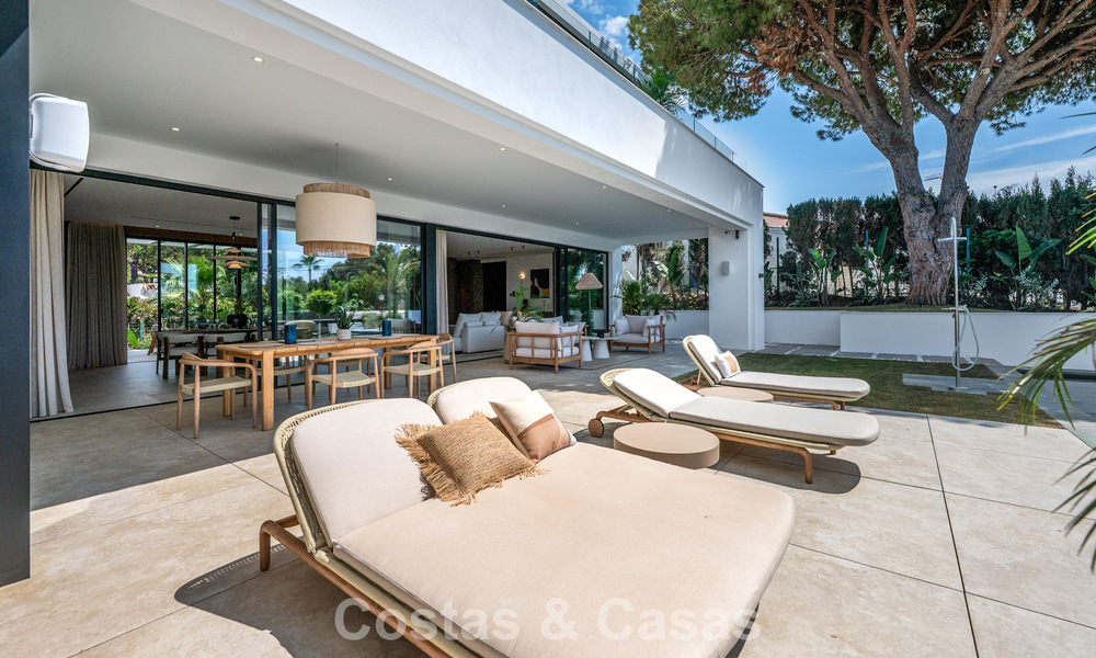 High-end beachside villa with rooftop terrace and jacuzzi with sea views for sale east of Marbella Centre 799186