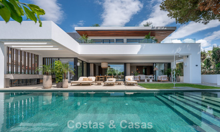 High-end beachside villa with rooftop terrace and jacuzzi with sea views for sale east of Marbella Centre 799187
