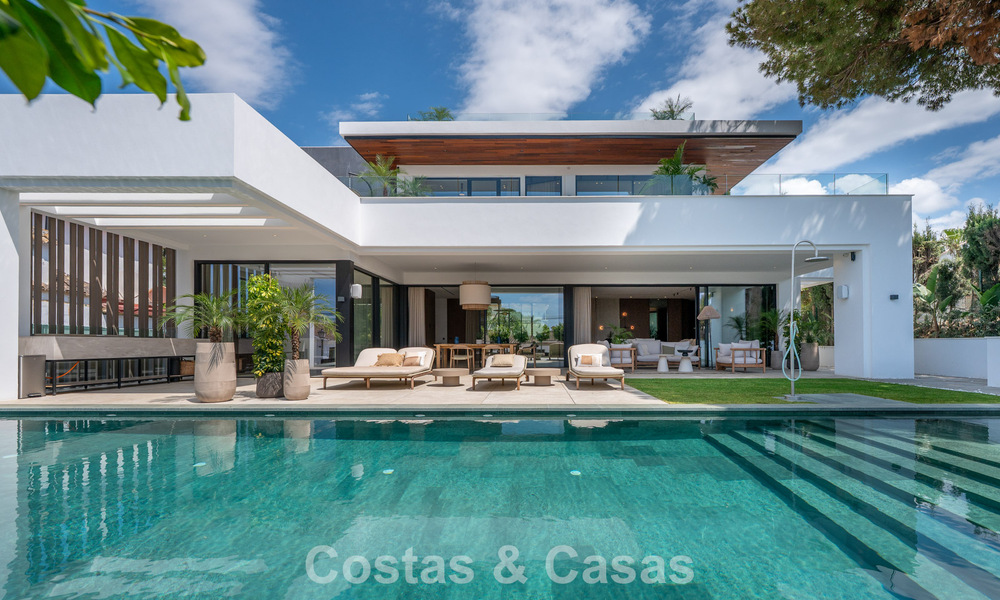 High-end beachside villa with rooftop terrace and jacuzzi with sea views for sale east of Marbella Centre 799187