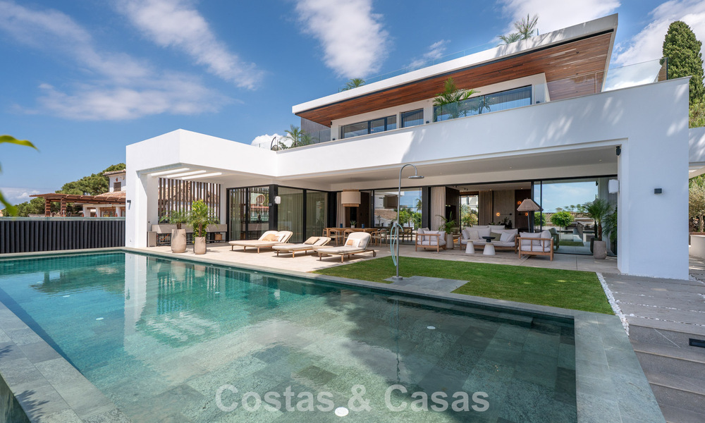 High-end beachside villa with rooftop terrace and jacuzzi with sea views for sale east of Marbella Centre 799188