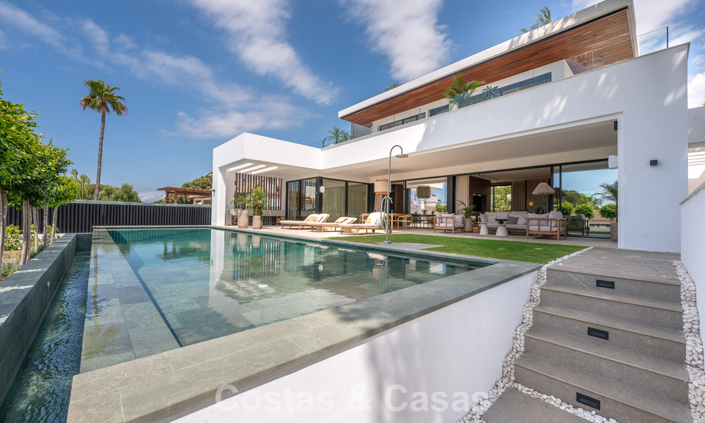 High-end beachside villa with rooftop terrace and jacuzzi with sea views for sale east of Marbella Centre 799189