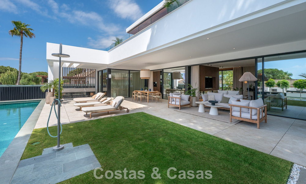 High-end beachside villa with rooftop terrace and jacuzzi with sea views for sale east of Marbella Centre 799190