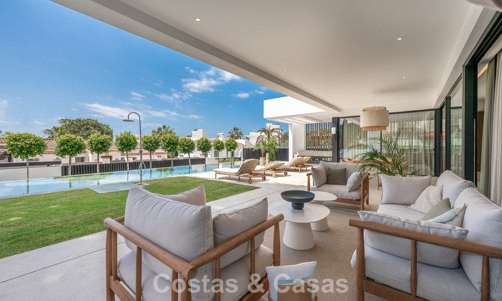 High-end beachside villa with rooftop terrace and jacuzzi with sea views for sale east of Marbella Centre 799191