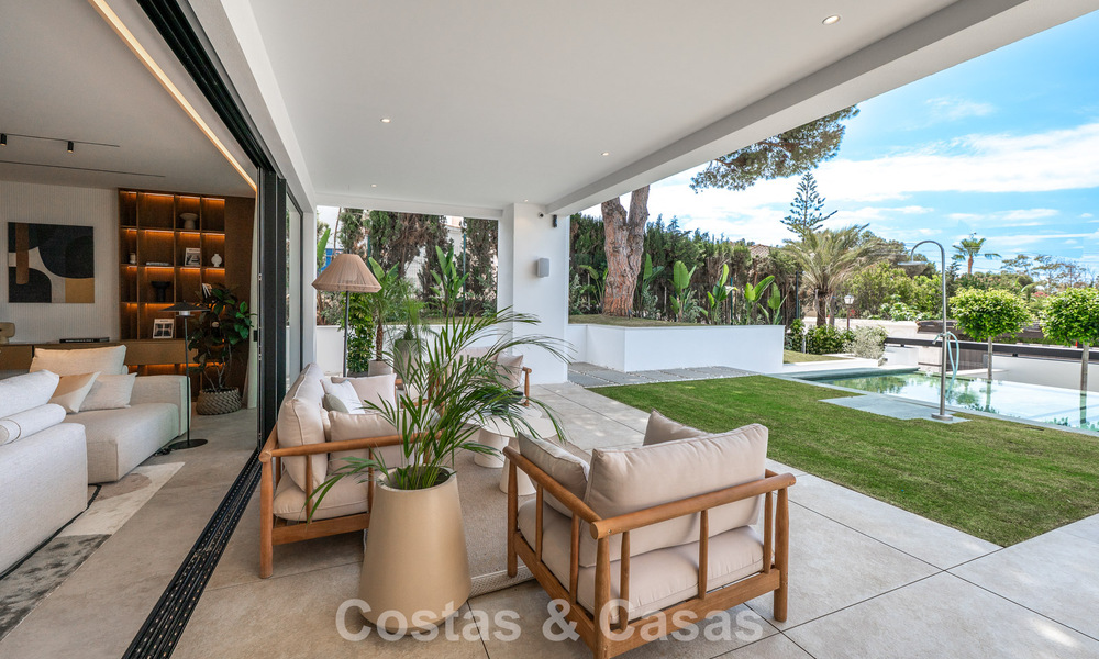High-end beachside villa with rooftop terrace and jacuzzi with sea views for sale east of Marbella Centre 799192