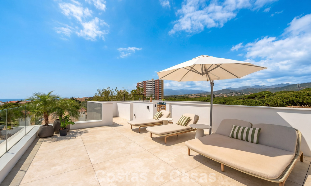High-end beachside villa with rooftop terrace and jacuzzi with sea views for sale east of Marbella Centre 799197