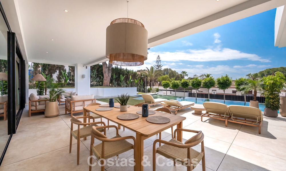 High-end beachside villa with rooftop terrace and jacuzzi with sea views for sale east of Marbella Centre 799200