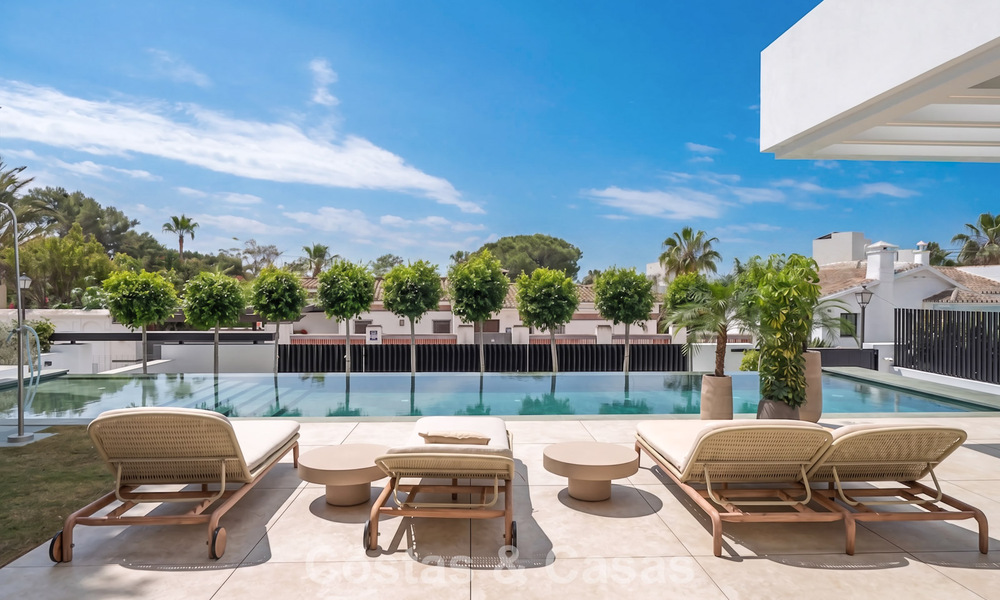 High-end beachside villa with rooftop terrace and jacuzzi with sea views for sale east of Marbella Centre 799201