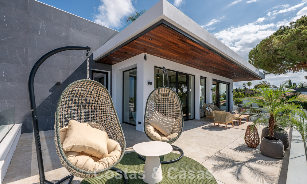 High-end beachside villa with rooftop terrace and jacuzzi with sea views for sale east of Marbella Centre 799220