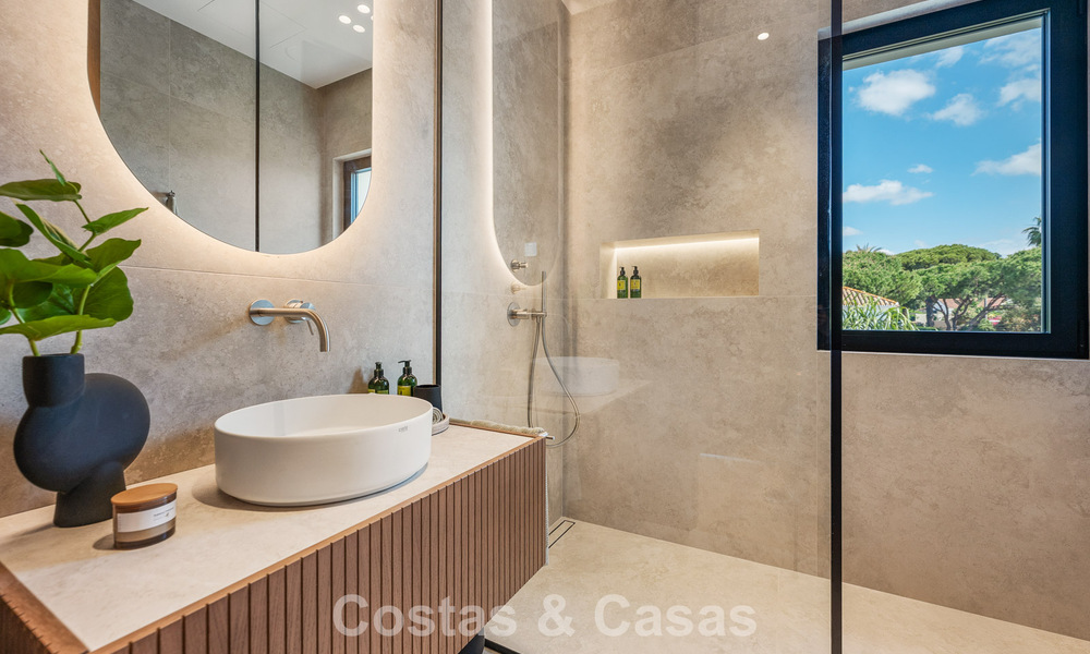 High-end beachside villa with rooftop terrace and jacuzzi with sea views for sale east of Marbella Centre 799231