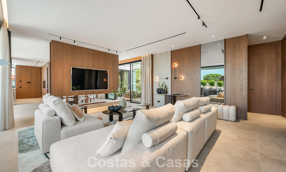 High-end beachside villa with rooftop terrace and jacuzzi with sea views for sale east of Marbella Centre 799266