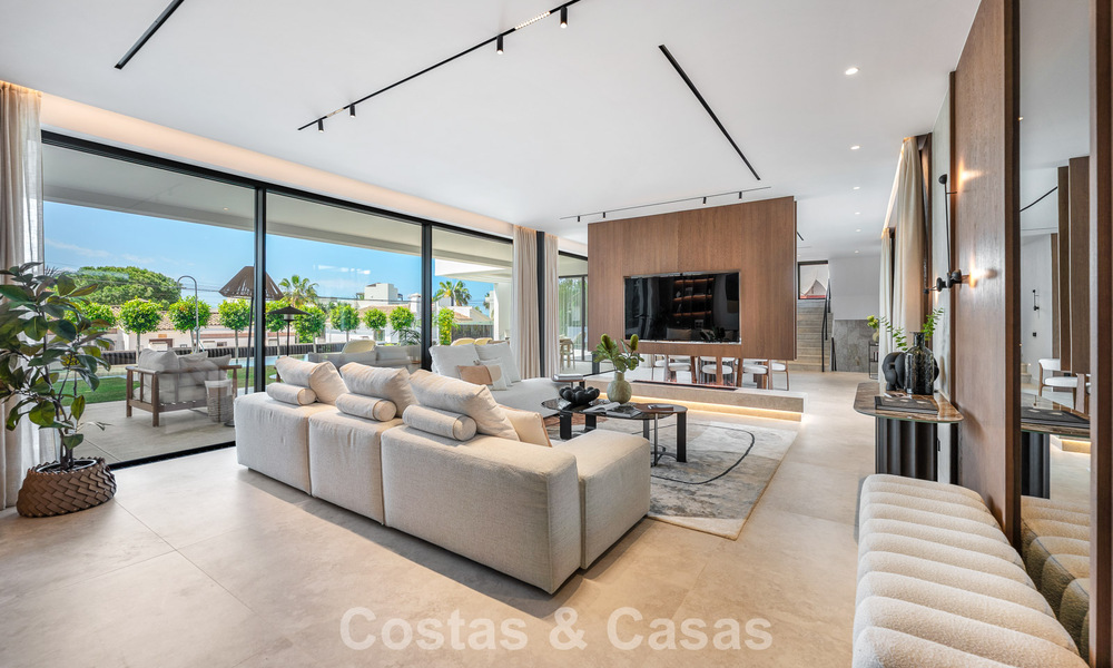 High-end beachside villa with rooftop terrace and jacuzzi with sea views for sale east of Marbella Centre 799267