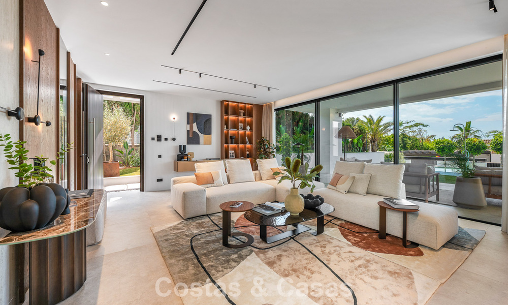 High-end beachside villa with rooftop terrace and jacuzzi with sea views for sale east of Marbella Centre 799268