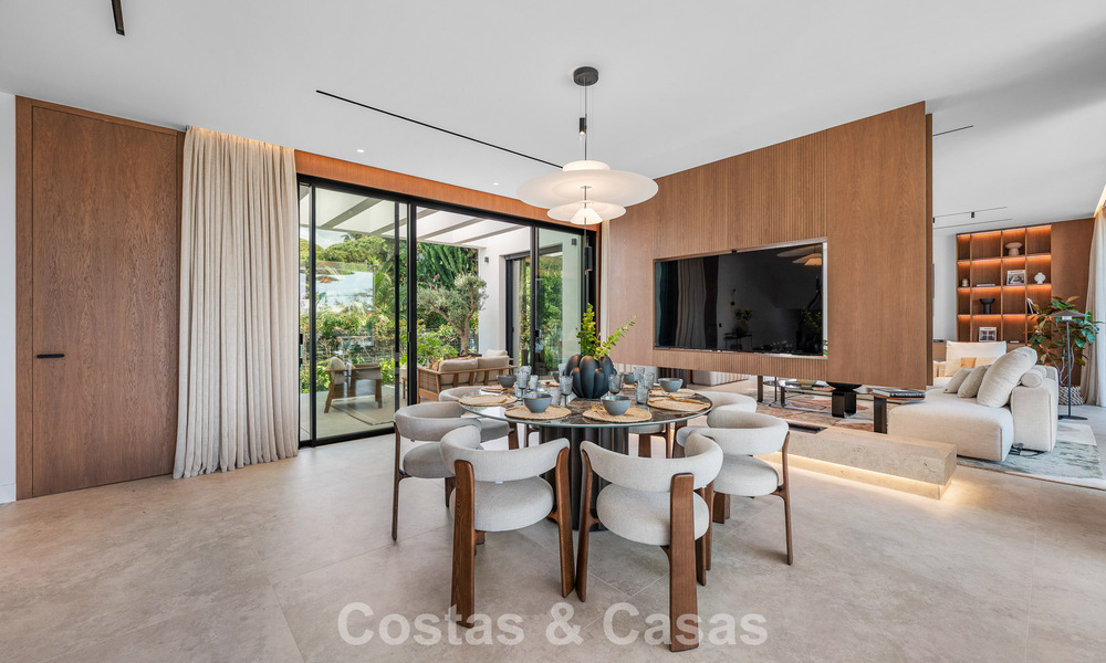 High-end beachside villa with rooftop terrace and jacuzzi with sea views for sale east of Marbella Centre 799270