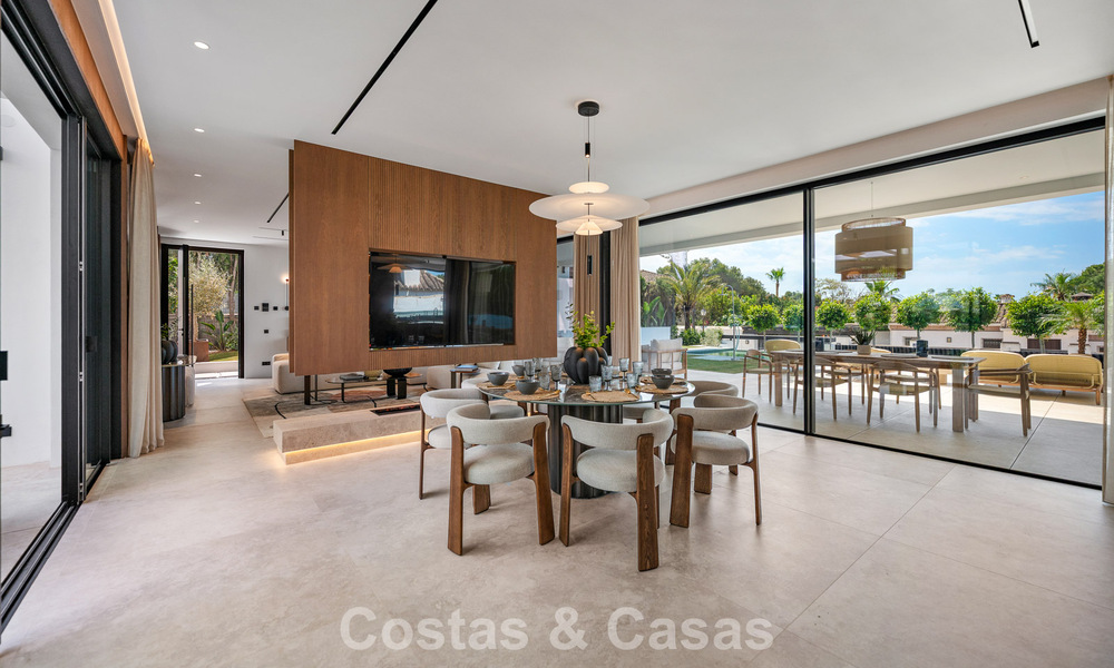 High-end beachside villa with rooftop terrace and jacuzzi with sea views for sale east of Marbella Centre 799272